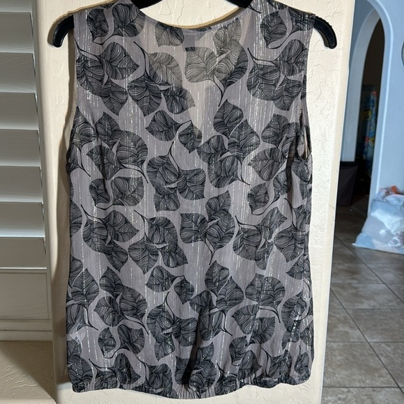 Banana Republic Women's Sleeveless V-Neck Grey/Blk/Metallic Leaf Blouse Size M - Picture 5 of 9